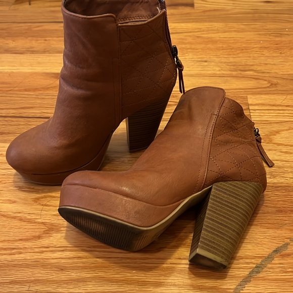 Stylishly pre-owned tan faux leather booties that elevate any outfit. - Picture 5 of 5